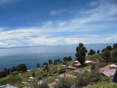 Ein Ausblick, der an das Mittelmeer erinnert und sich doch mitten im Titicacasee befindet, nur wenige Bootsstunden von den Uros entfernt. <br />
